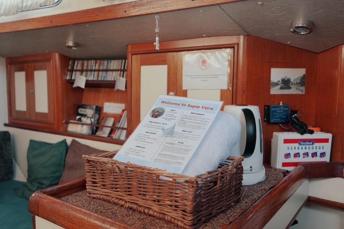 Cozy Lisbon Marina Sleepaboard - Sail Away Hotel Eksteriør billede