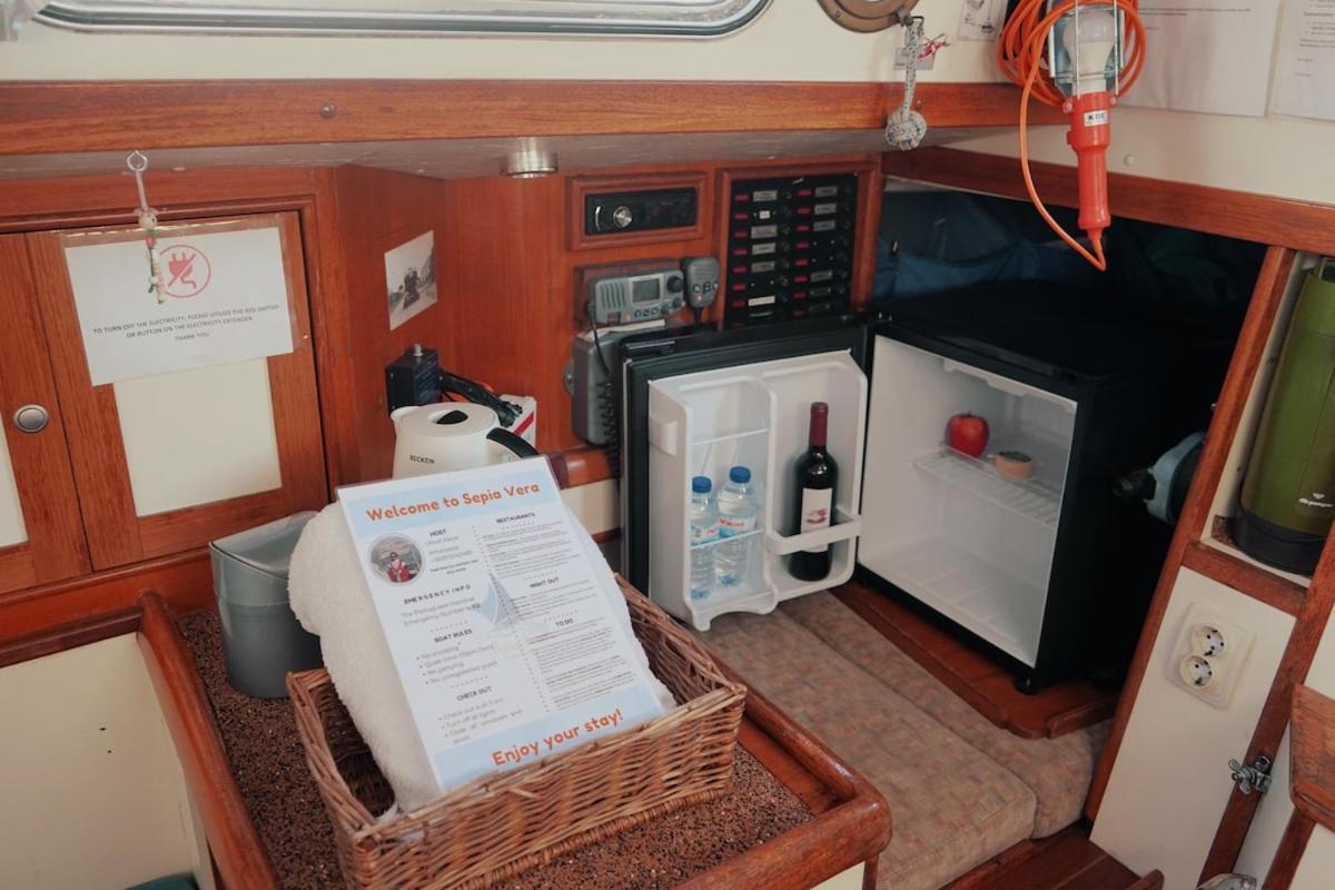 Cozy Lisbon Marina Sleepaboard - Sail Away Hotel Eksteriør billede
